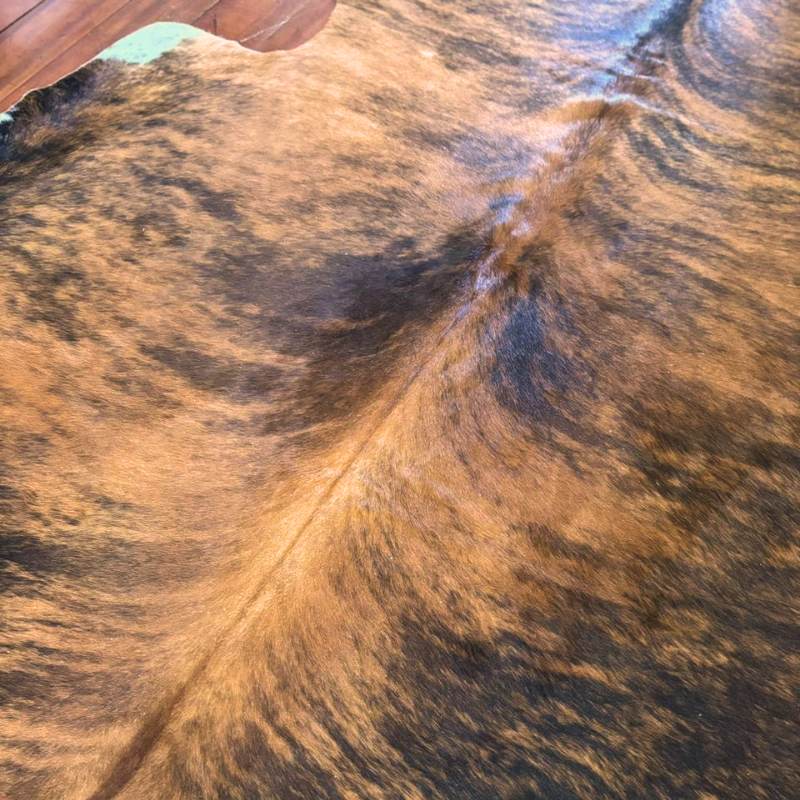 Detalhe da textura do tapete couro de boi escuro artesanal