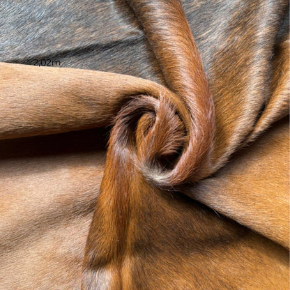 Tapete Bovino Natural Osco I OSC587 I 2,08 x 2,02m — detalhe do acabamento artesanal