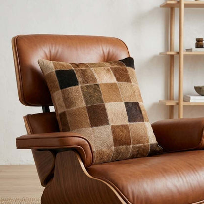Almofada de Couro Legítimo - Quadriculada Bege Escuro em ambiente de sala de estar decorada