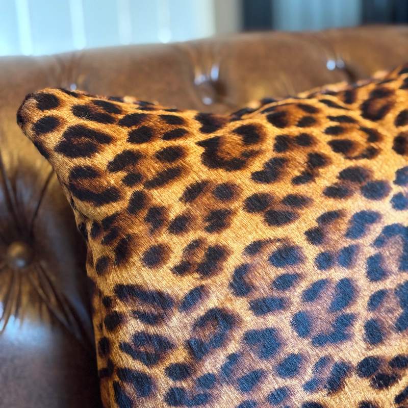 Almofada de Couro Legítimo Animal Print Onça — close no padrão do couro de boi