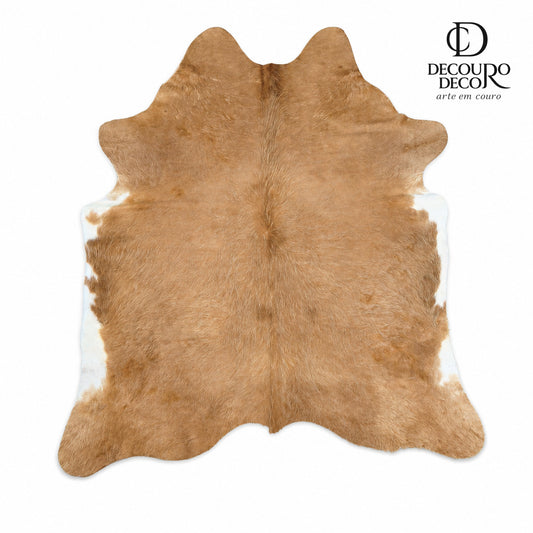 Tapete de pele de boi BC1160 — fundo branco com logo DECOURO