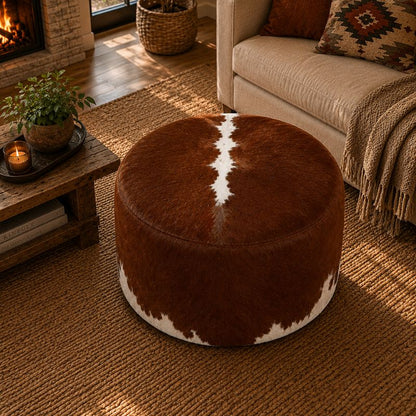 Puff Redondo em Couro Bovino Natural - Hereford Marrom e Branco