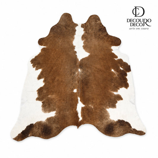 Tapete de pele de boi EXC1162 — fundo branco com logo DECOURO