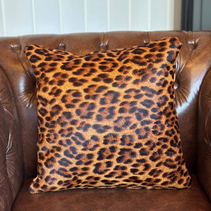 Almofada de Couro Legítimo Animal Print Onça em ambiente de sala de estar decorada