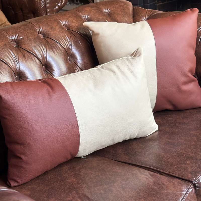 Conjunto com 02 Almofadas DUE em Couro Terracota e Pérola