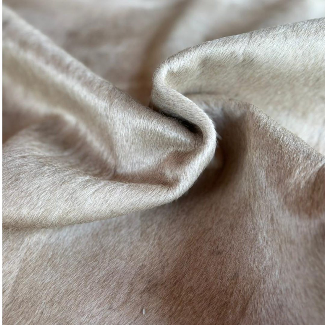 Tapete Bovino Natural Champagne I CH673 I 1,98x1,84m — detalhe do acabamento artesanal