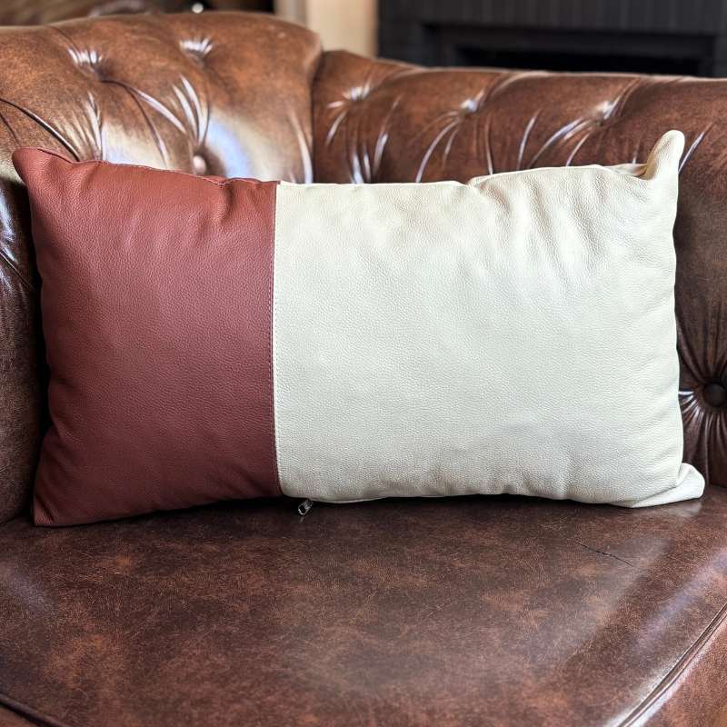 Conjunto com 02 Almofadas DUE em Couro Terracota e Pérola