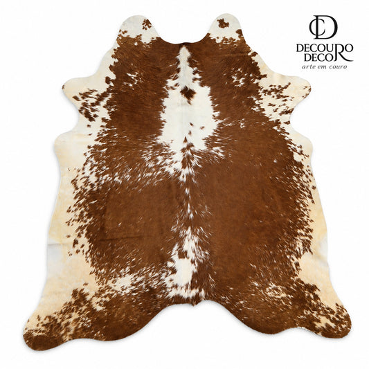 Tapete de pele de boi EXC1164 — fundo branco com logo DECOURO