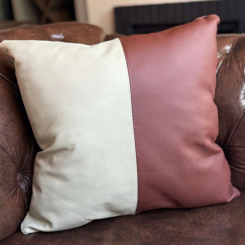 Conjunto com 02 Almofadas DUE em Couro Terracota e Pérola