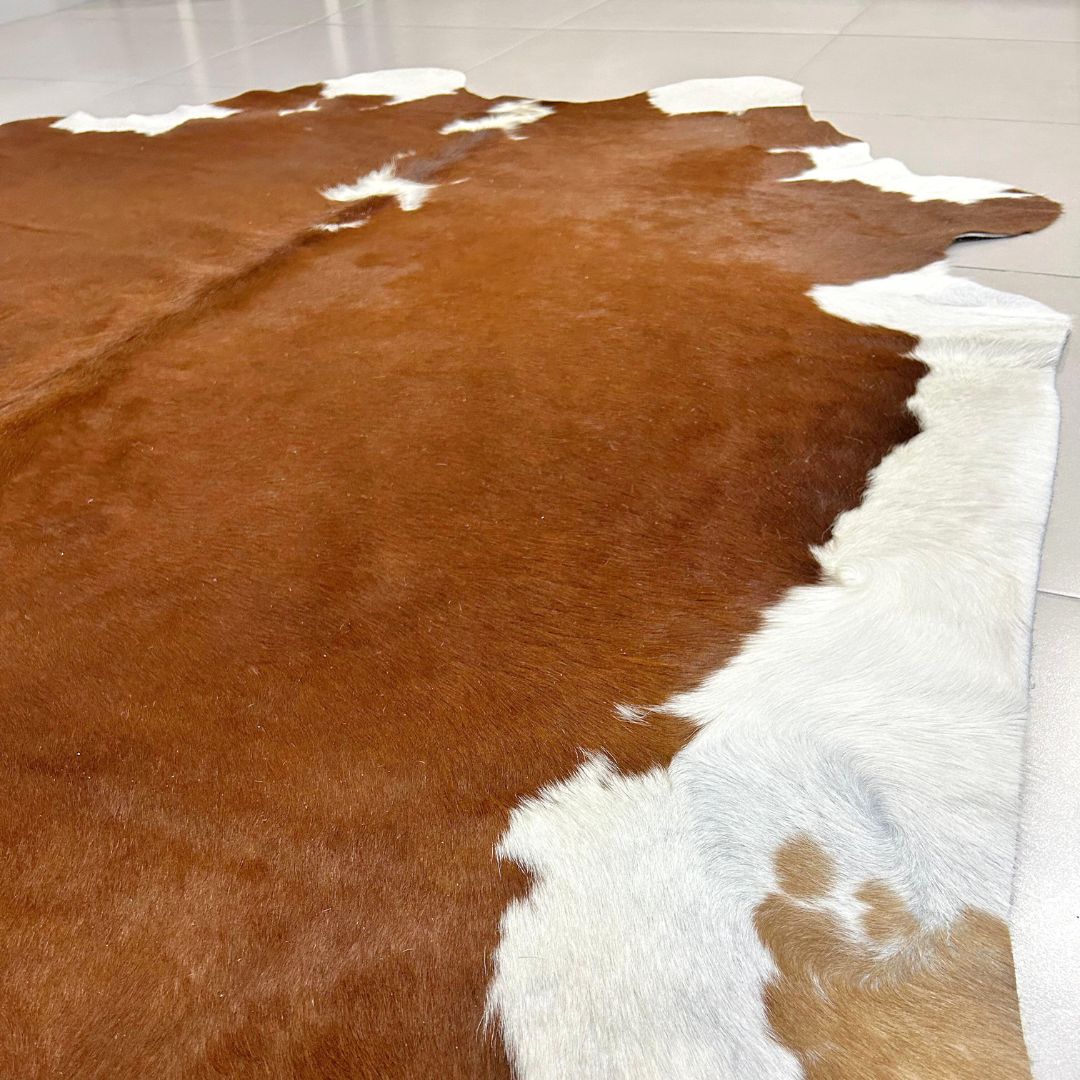 Tapete Bovino Natural Vermelho e Branco I VB371 I   2,14 x 2,19 m