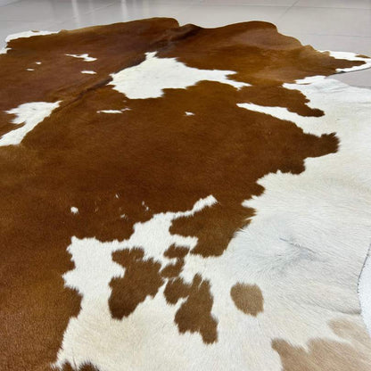Tapete Bovino Natural Vermelho e Branco I VB381 I 2,21 x 2,18 m