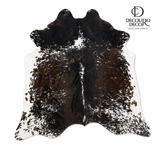 Tapete de pele de boi EXC1163B — fundo branco com logo DECOURO