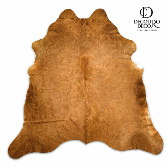 Tapete de pele de boi BE1178 — fundo branco com logo DECOURO