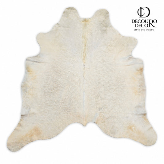 Tapete de pele de boi BRA1175A — fundo branco com logo DECOURO
