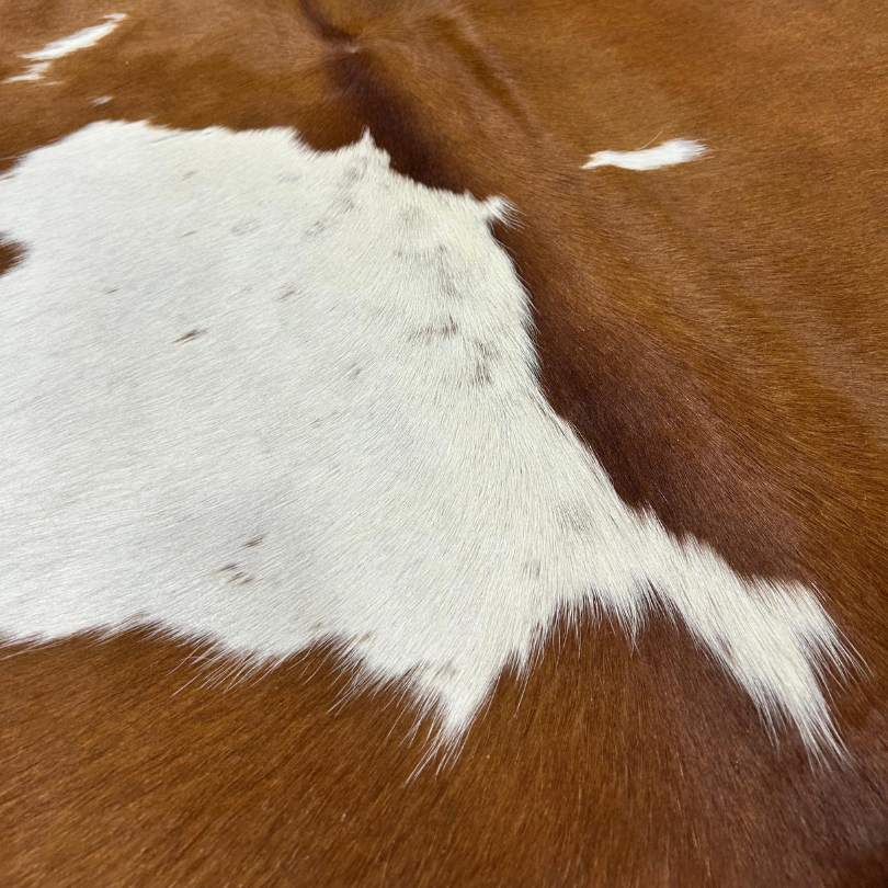 Tapete Bovino Natural Vermelho e Branco I VB381 I 2,21 x 2,18 m