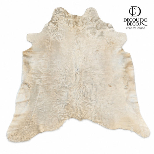 Tapete de pele de boi BRA1175B — fundo branco com logo DECOURO