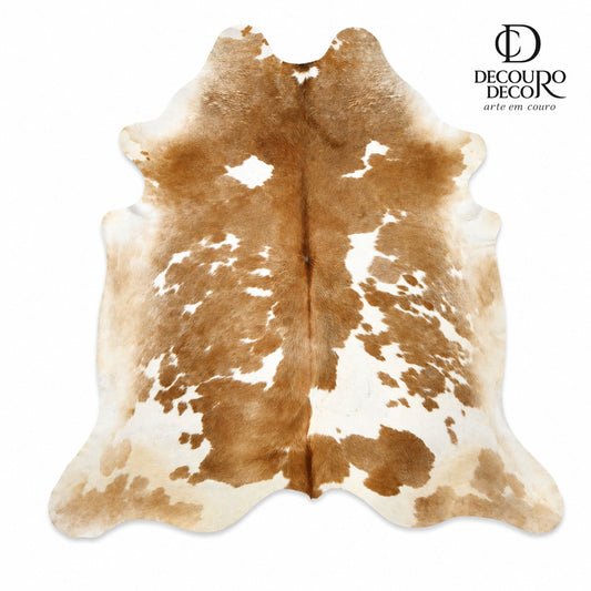 Tapete de pele de boi EXC1187 — fundo branco com logo DECOURO