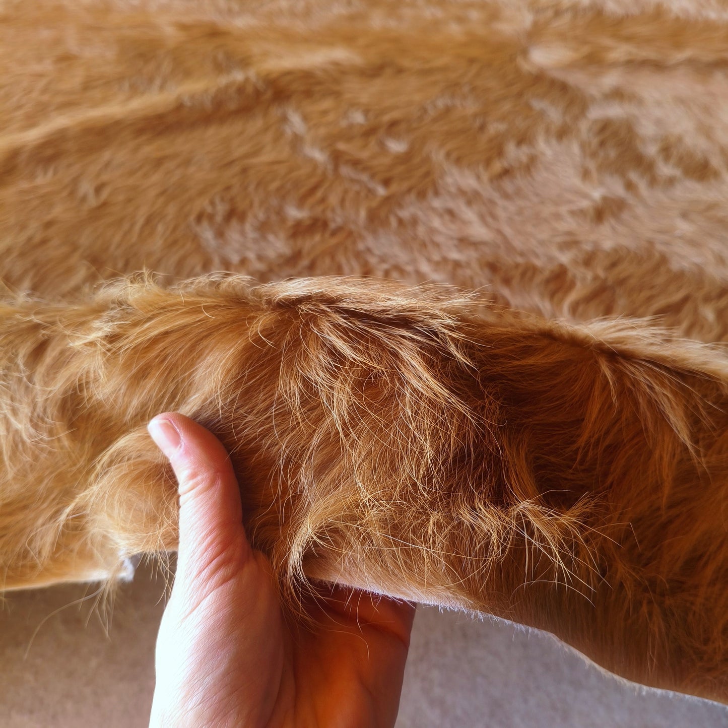 Tapete de couro de boi bege marrom dourado pelo alto BE956 — foto real 3