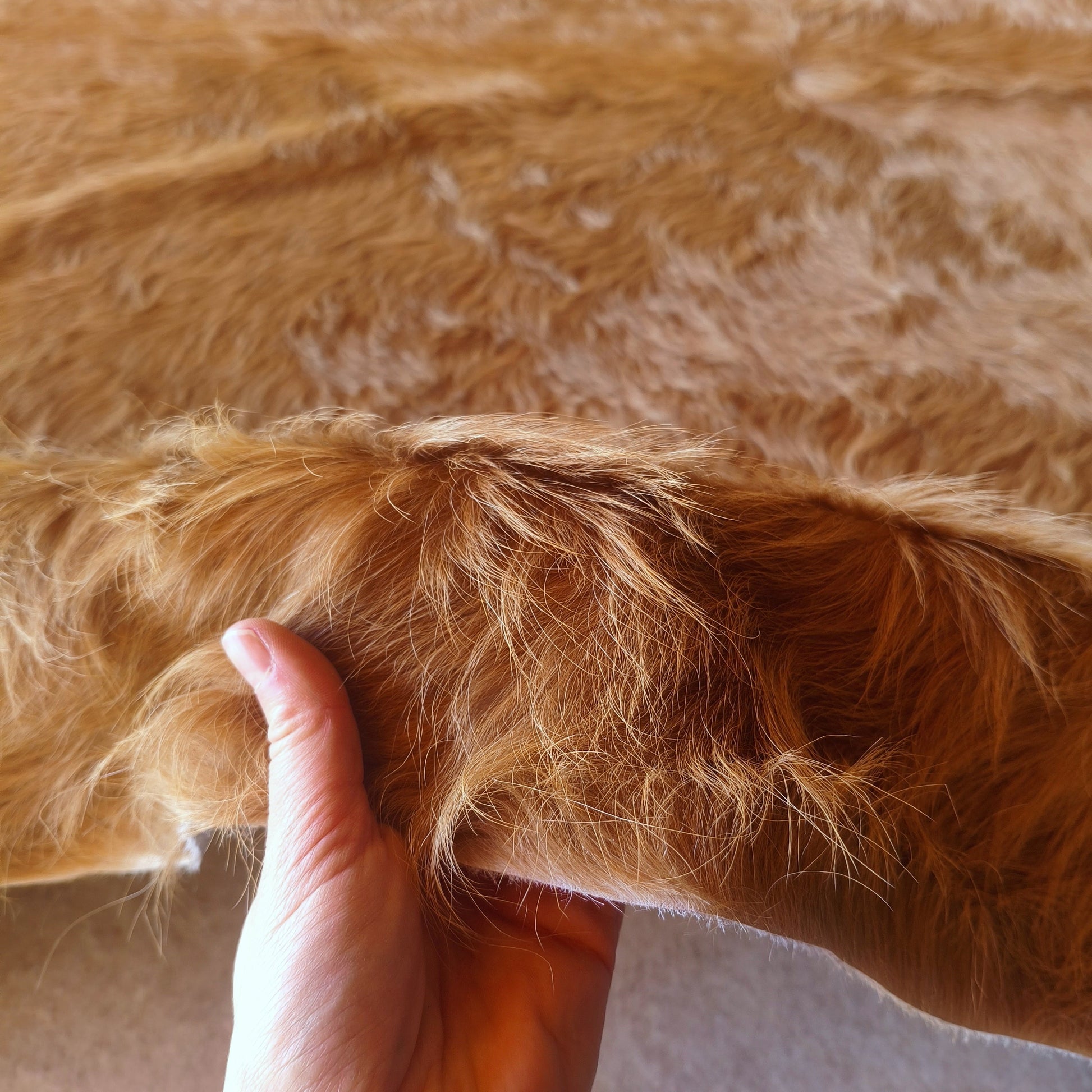Tapete de couro de boi bege marrom dourado pelo alto BE956 — foto real 3