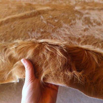 Tapete de couro de boi bege marrom dourado pelo alto BE956 — foto real 3