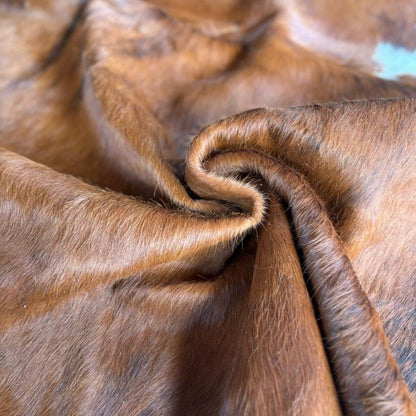 Tapete de couro de boi natural brazino escuro - pele de vaca formato natural para sala - DECOURO