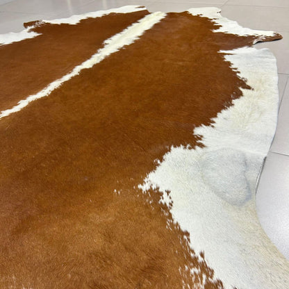 Tapete Bovino Natural Vermelho e Branco I VB345 I  2,41 x 2,23 m