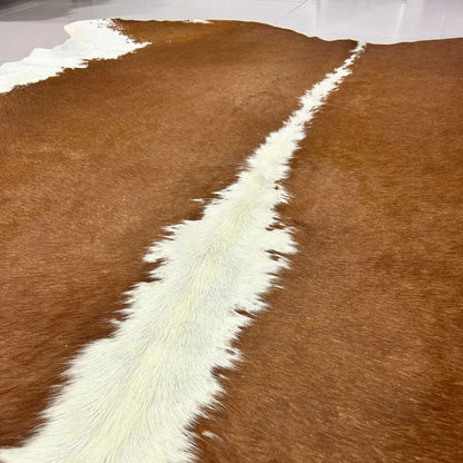 Tapete Bovino Natural Vermelho e Branco I VB345 I  2,41 x 2,23 m