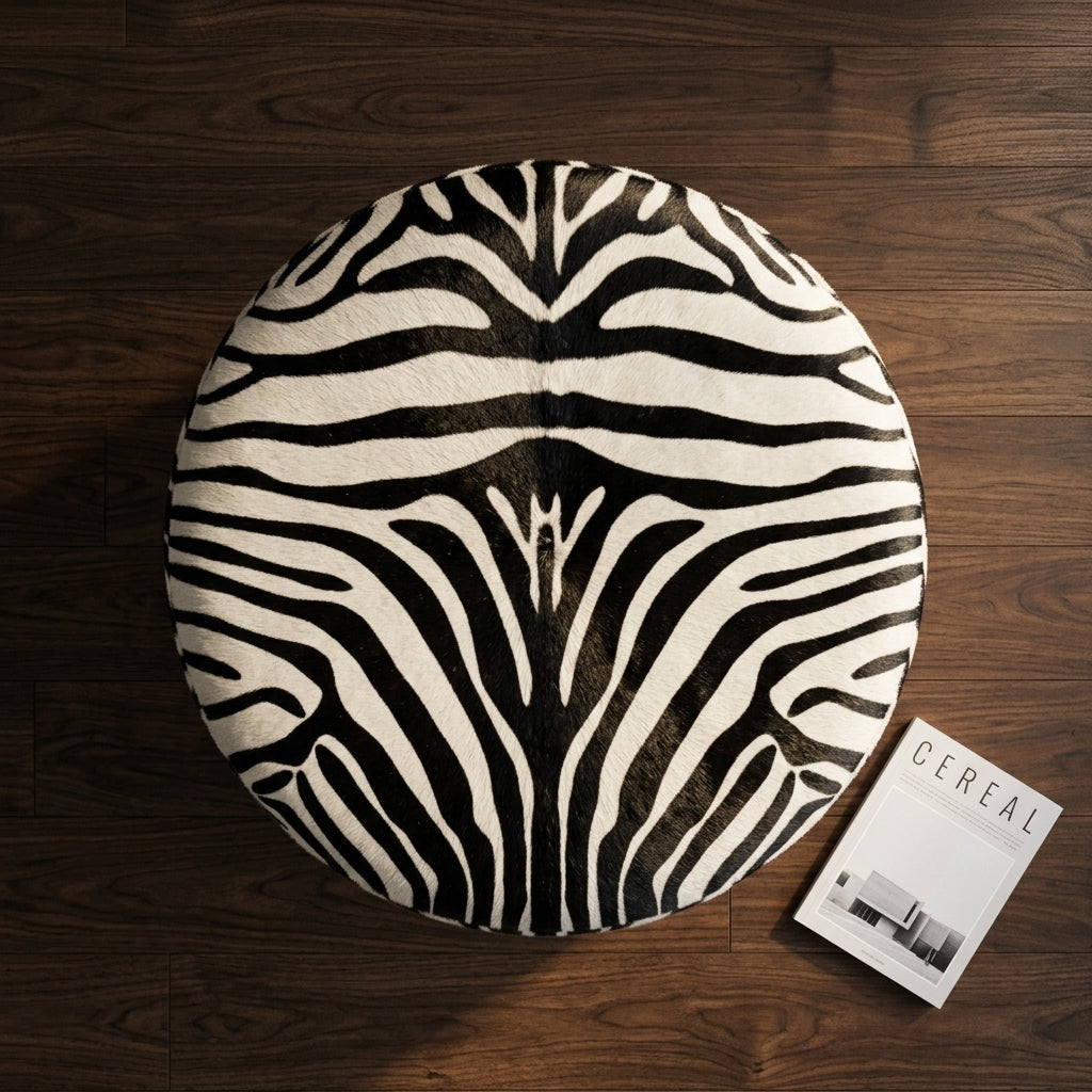 Puff Redondo Savana Zebra 60x40cm em Couro Legítimo com Serigrafia Animal Print