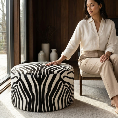 Puff Redondo Savana Zebra 60x40cm em Couro Legítimo com Serigrafia Animal Print