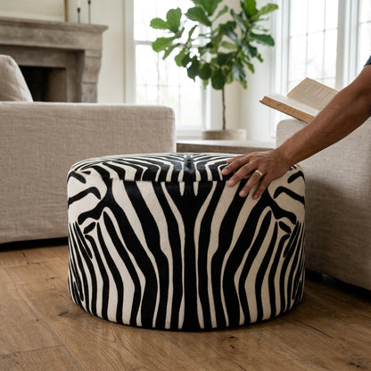 Puff Redondo Savana Zebra 60x40cm em Couro Legítimo com Serigrafia Animal Print