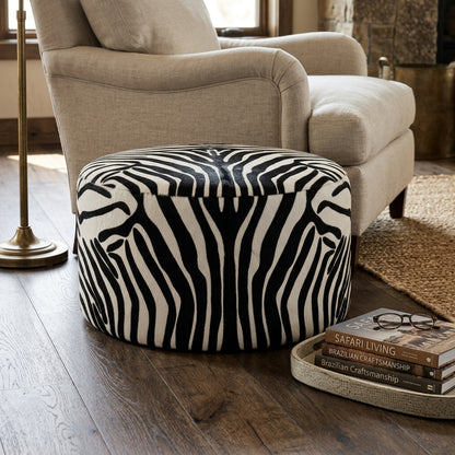 Puff Redondo Savana Zebra 60x40cm em Couro Legítimo com Serigrafia Animal Print