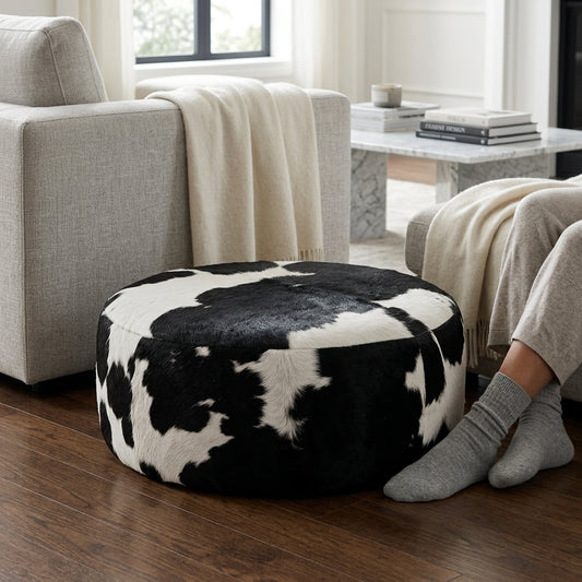 Puff de Couro Bovino Redondo Preto e Branco Tamanho Grande 80x40 cm — foto de ambiente 1:1