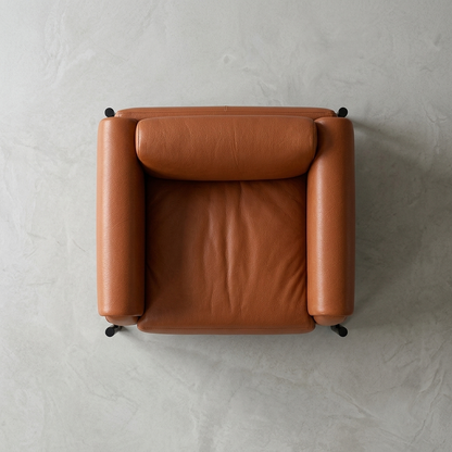 Poltrona Plush Terracota — Couro Legítimo e Base Metálica Preta — em ambiente decorado