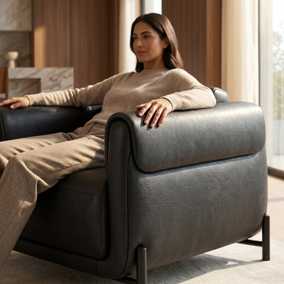Poltrona Plush Preto Grafite em Couro Legítimo, Base Aço Carbono — em ambiente decorado