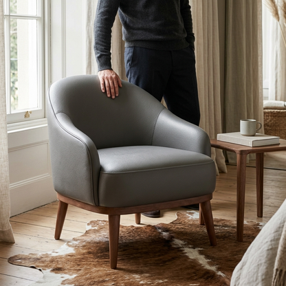 Poltrona Paris Chumbo em couro legítimo em ambiente decorado — espuma D23 no encosto, assento e base