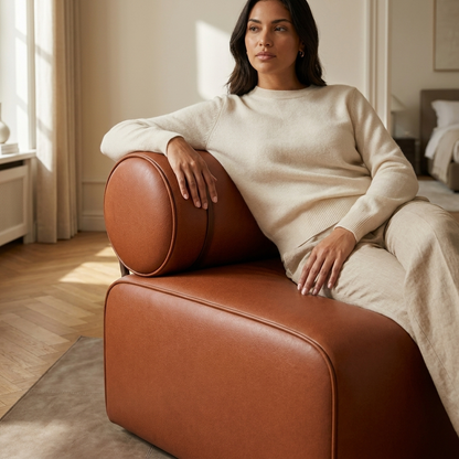 Mulher recostada no módulo do Sofá Modular Terracota, em ambiente claro com luz lateral