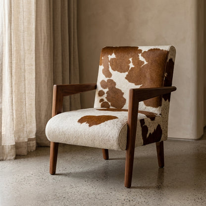 Poltrona Alice em Couro 100% Legítimo Marrom e Branco Malhado Linha Premium — foto de ambiente 1:1