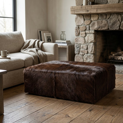 Puff de Couro Bovino 100% Natural Retangular Café Pelo Longo Tamanho Extra Grande 1.20m x 80cm x 40cm — foto de ambiente 1:1