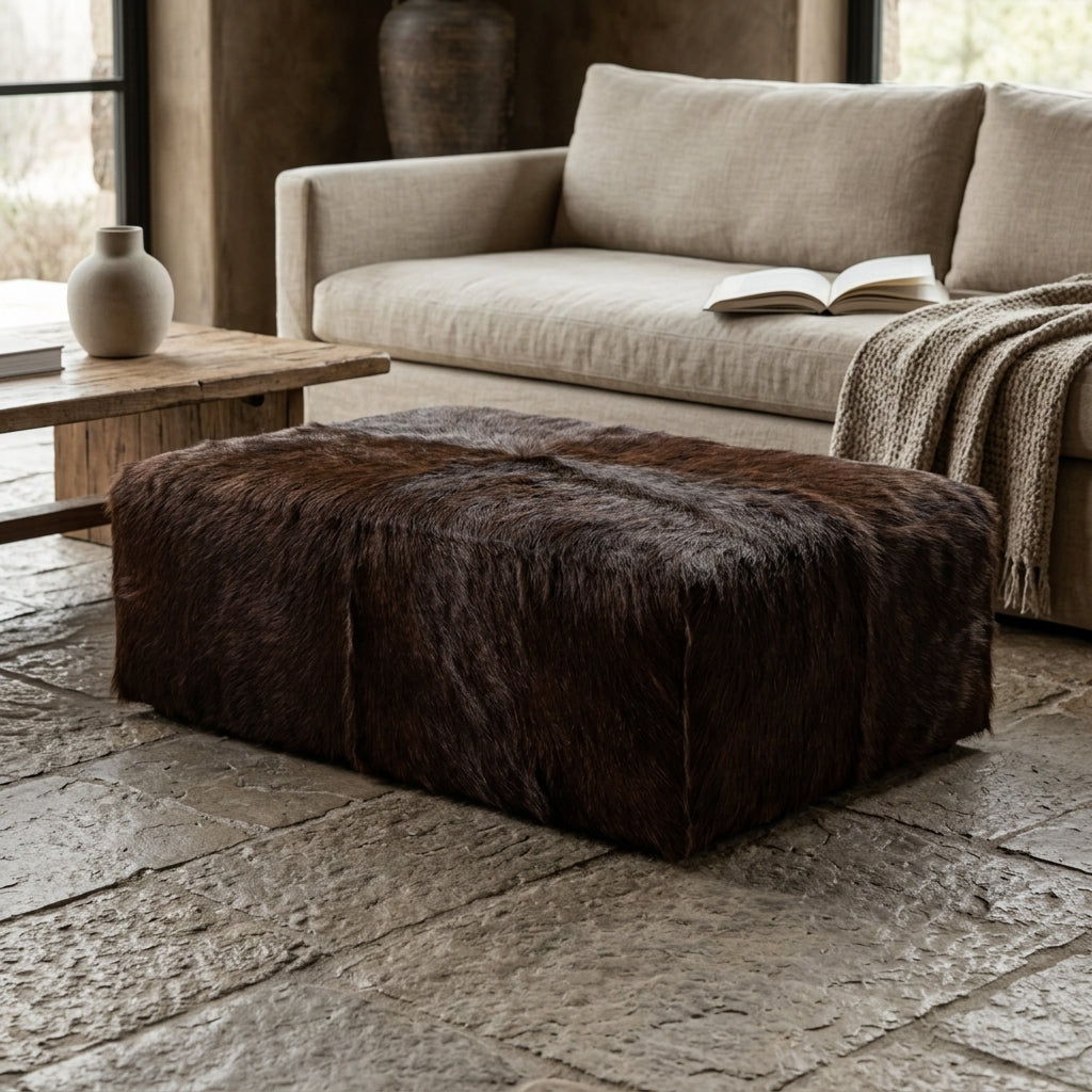 Puff de Couro Bovino 100% Natural Retangular Café Pelo Longo Tamanho Extra Grande 1.20m x 80cm x 40cm — foto de ambiente 1:1
