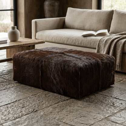 Puff de Couro Bovino 100% Natural Retangular Café Pelo Longo Tamanho Extra Grande 1.20m x 80cm x 40cm — foto de ambiente 1:1