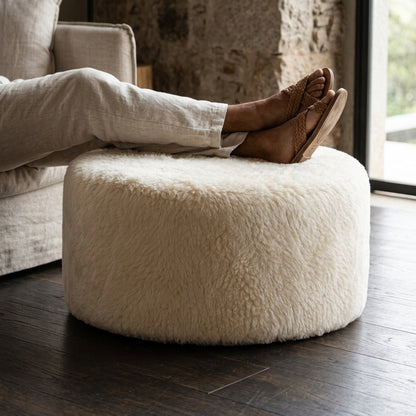 Puff Redondo Pele de Ovelha (Lã) Legítima em Tons Claros – Grande (80 × 40 cm) — foto de ambiente 1:1