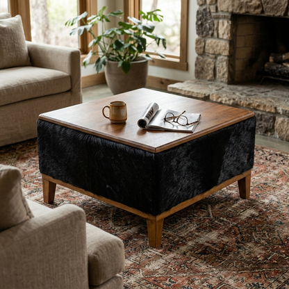 Mesa de Centro Preta em Couro Natural e Madeira Maciça 60x60x35cm — foto de ambiente 1:1