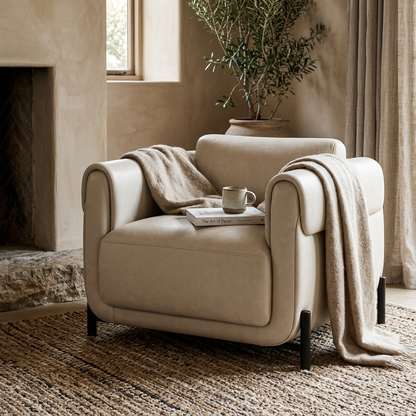 Poltrona Plush Marfim Off-White em Couro Legítimo com Base Metálica — em ambiente decorado