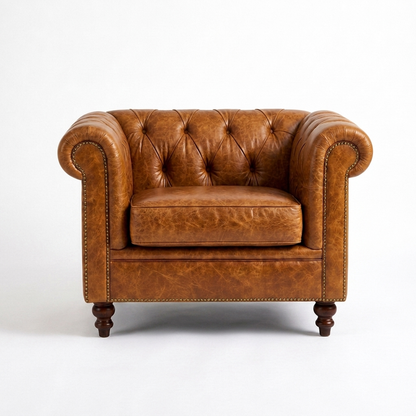 Poltrona Inglesa Chesterfield Caramelo em vista frontal sobre fundo branco, com pés torneados em madeira