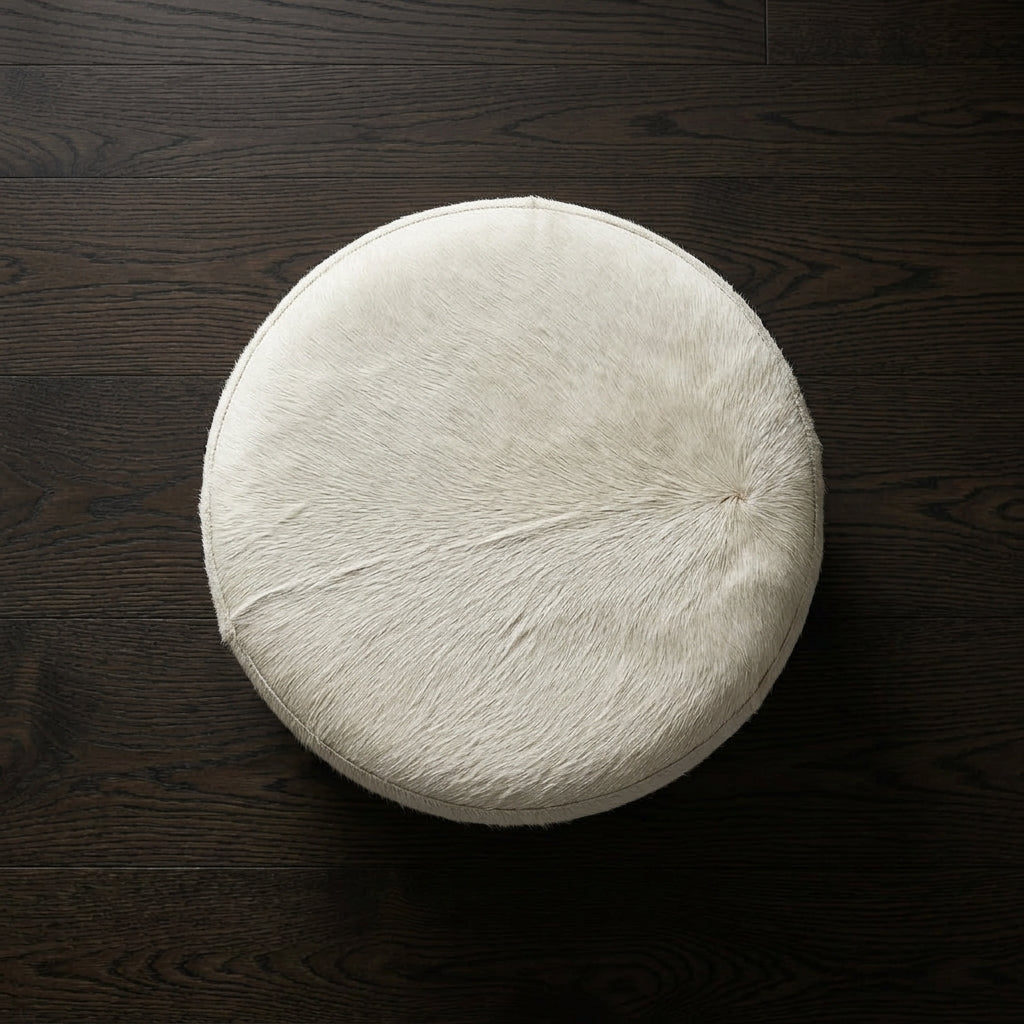 Puff Redondo em Couro Bovino Natural Branco 60x40 cm Tamanho Médio — foto de ambiente 1:1