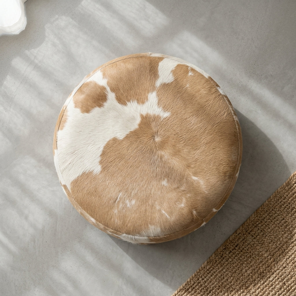 Puff Redondo em Couro Bovino Natural Bege Malhado 80x40 cm Tamanho Grande Linha Premium — foto de ambiente 1:1