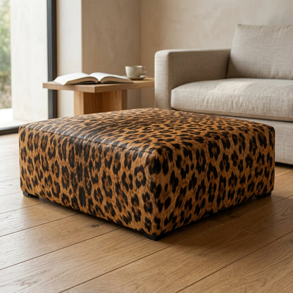 Puff Quadrado Savana Onça 80x80cm em Couro Legítimo com Serigrafia Animal Print — foto de ambiente 1:1