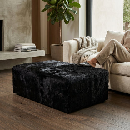 Puff de Couro Bovino 100% Natural Retangular Preto Pelo Longo Tamanho Extra Grande 1.20m x 80cm x 40cm — foto de ambiente 1:1