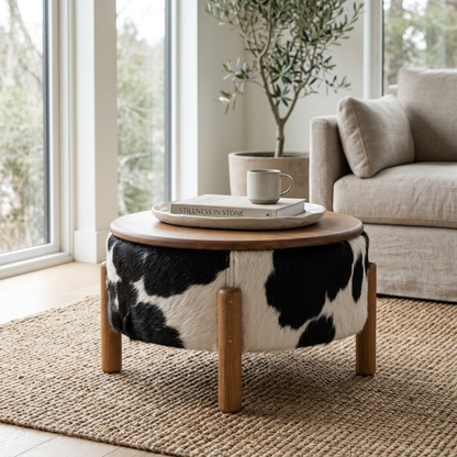 Mesa de Centro Redonda em Madeira e Couro Natural Preto e Branco Malhado 55x32cm — foto de ambiente 1:1
