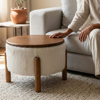 Mesa de Centro Redonda em Madeira e Couro Natural Branco 55x32cm — foto de ambiente 1:1